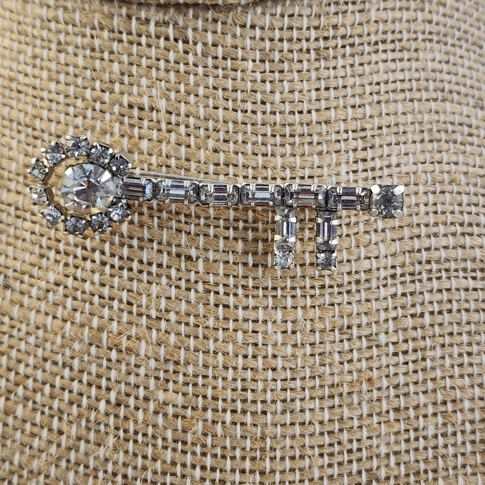 Vtg Rhinestone Skeleton Key Brooch Pin